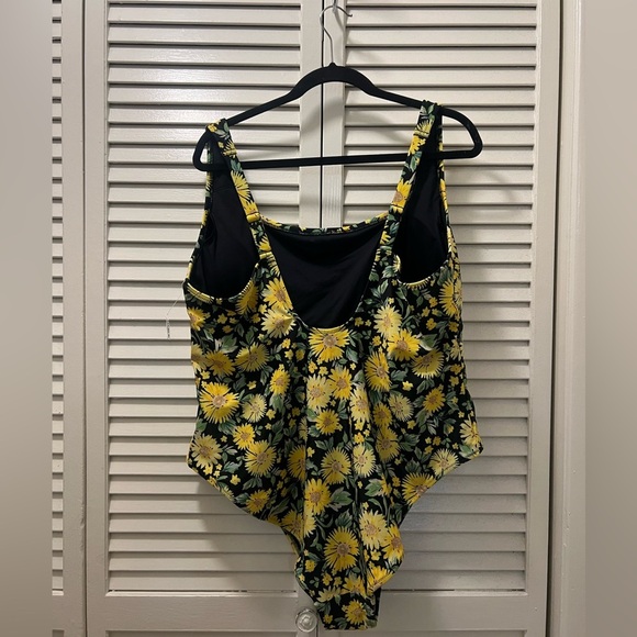Old Navy Square Neck French Cut One Piece Swimsuit in Daisy Print - Picture 6 of 6